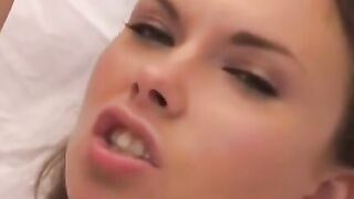 Golden babe Iriss Pissy Playground