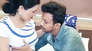 Lady House Owner Aunty Ki College Boy Ne Jamkar Chudai Kari Ghar me