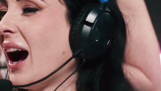 GGaming Queens Surrender to Lesbian Lust