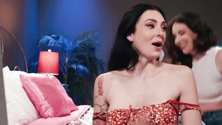 GGaming Queens Surrender to Lesbian Lust