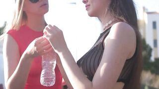 Alissa et lana forment un fantastique duo exhibe qui montre les seins