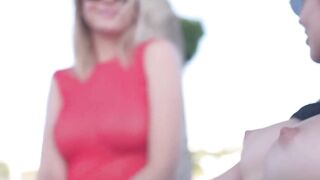 Alissa et lana forment un fantastique duo exhibe qui montre les seins