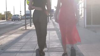Alissa et lana forment un fantastique duo exhibe qui montre les seins