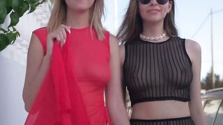 Alissa et lana forment un fantastique duo exhibe qui montre les seins