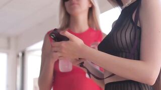 Alissa et lana forment un fantastique duo exhibe qui montre les seins