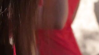 Alissa et lana forment un fantastique duo exhibe qui montre les seins