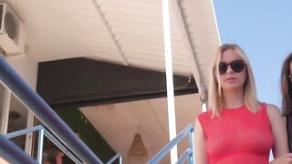 Alissa et lana forment un fantastique duo exhibe qui montre les seins