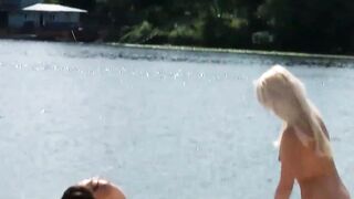 Brune et blonde nues jouent sur une plage naturiste