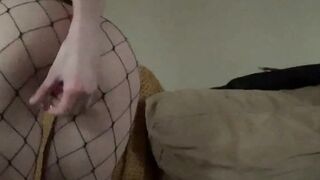 CREME DE LA CREME!  Cowgirlcummies se branle à bout de force avec son sextoy rose le plus FLAGRANT du porno!