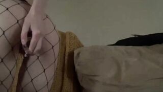 CREME DE LA CREME!  Cowgirlcummies se branle à bout de force avec son sextoy rose le plus FLAGRANT du porno!