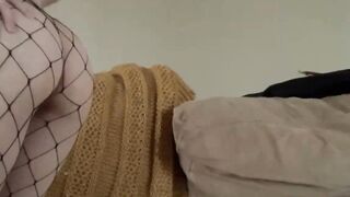 CREME DE LA CREME!  Cowgirlcummies se branle à bout de force avec son sextoy rose le plus FLAGRANT du porno!