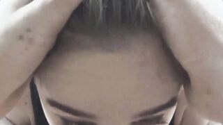 Il utilise sa bouche comme un vagin