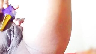 Indian bokep de femme qui met un verni a ongles dans le vagin