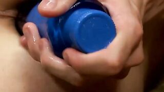 UNBELIEVABLEFITXXXX Skinny Twink Squirts Everywhere as He Takes MASSIVEToy Up His ASS!