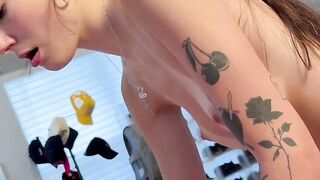 Vagabunda magrinha dando gostoso