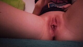 Very Soak Cunt Gets an Orgasm