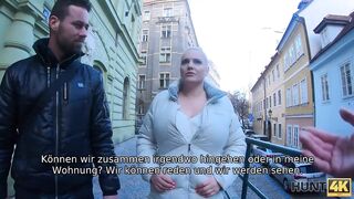 HUNT4K. Der Mensch bewundert, wie vollbusige Schönheit Jäger auf Titten
