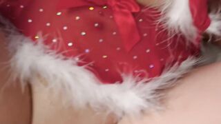Busty stepmom Ellie Tay offers herself as tasty Christmas present