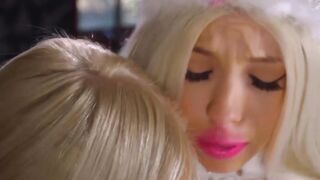 Teens Gone Wild! Blondes Share Their Pussies In A Threesome