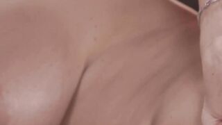 Stepmom Syren De Mer eats her teen Nickey Huntsman pussy