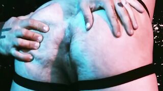Bodybuilder Davin Strong loves the feeling of fist fucking his two buddies