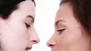 Babes in Heat - Passionate Oral Sex & Mutual Masturbation