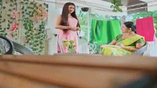 Indian Desi Girl's Hot Dance Off - Bollywood Style