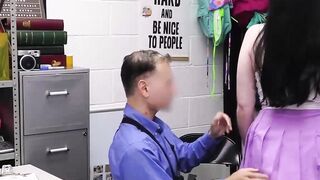 Big Booty Babe Offers Sex to Security Guard in Public Place
