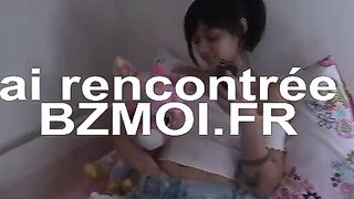 Hot MILF Uses Dildo to Stimulate Her Asshole Before Anal Sex" (in French)