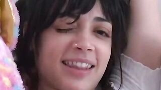 Hot MILF Uses Dildo to Stimulate Her Asshole Before Anal Sex" (in French)