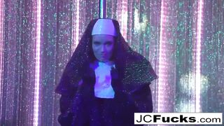 Jayden uses her fingering to please her lusty urges