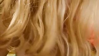 Teen Blondie Gets Fingers Licking Good - JamiedA