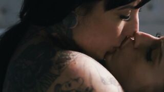 Scarlet Fever & Jessica Lynn - Girl-on-girl Scissoring Action