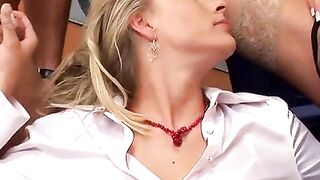 Hot Babe Gives Golden Shower to Her Boyfriend