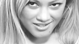 MaxineX - Wet And Wild Masturbation Session With A Twist