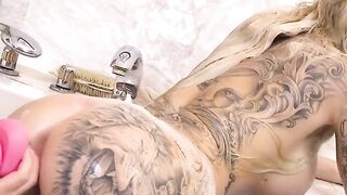 Blondes Babes Bath Time Lesbian Sex Romance - Hot Girl-on-girl Action with Alexis Crystal & Lola Taylor