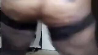 Amateur Babe Shows Off Her Huge Booty in Rear View Mirror