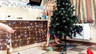 Bombshell Nude Stepmom Decorate Christmas Tree & Shows a Bushy