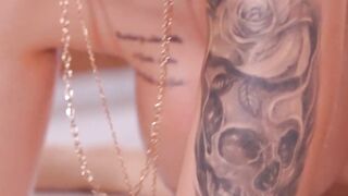 Curvaceous Babe Jenifer Mendes Fingers Her Way To A Luxury Car