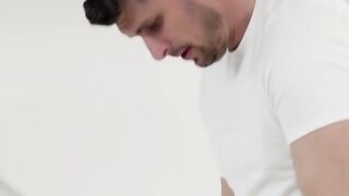 Erotic Massage Therapy - Hot Babe Gets Intimate Oily Touch from Expert Masseuse