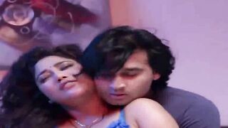 Indian Desi Girl's Hot Dance-Off with Sexy Bollywood Music