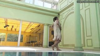 Sexiest cougar Nicole Pearl underwater nude and sexsual