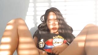 Asian Teen Gamer Masturbates to Orgasm on Webcam