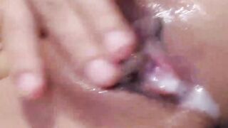 Fiquei excitada ao extremo e fiquei com a minha vulva cheia de leite.