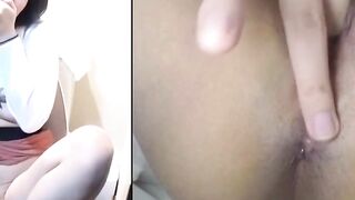 Japanese babe in toilet plunges fingers deep in twat