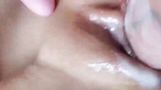Pau grande e uma buceta pequena recebendo enorme creampie em vídeo completo no Red.