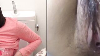 Asian gal pauses shopping to finger herself to squirt