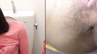 Asian gal pauses shopping to finger herself to squirt