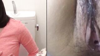 Asian gal pauses shopping to finger herself to squirt