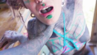 Tattooed hottie Anuskatzz has fun in the RV